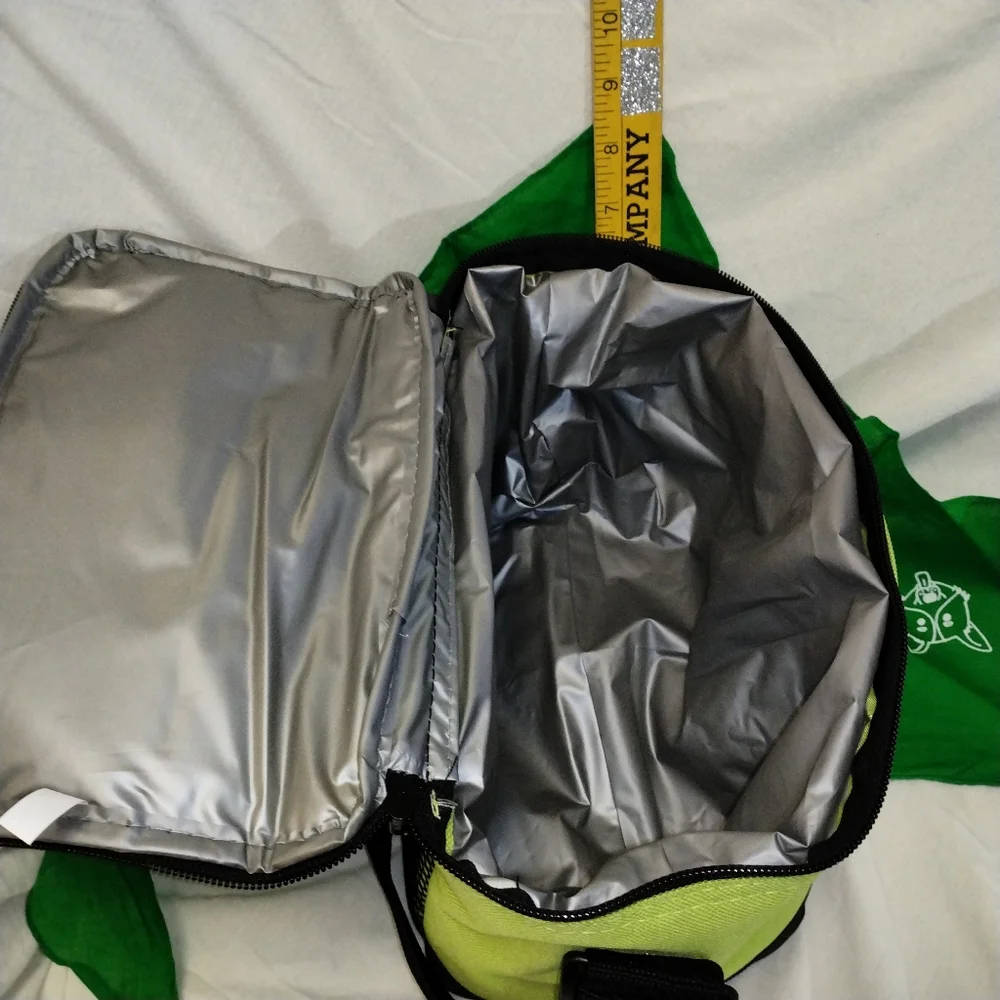 Freshpet cooler bag keeps food cold & fresh, lightweight - plus cute pet bandana